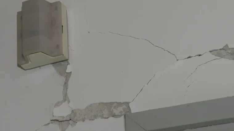 RTL prvi u&scaron;ao u sisačku bolnicu! Rupe na zidovima, komadi stakla na podu: 'Samo da nam ne bude jačih potresa'