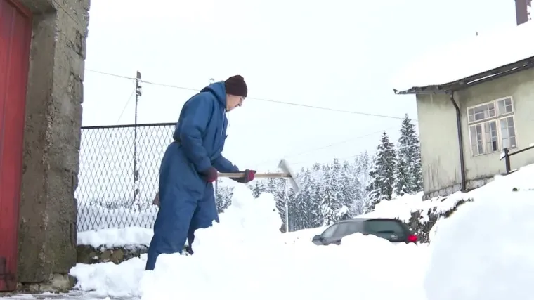 Grad Delnice probudio se pod snježnim pokrivačem. Dobro poznat zvuk lopate odzvanjao je ulicama.