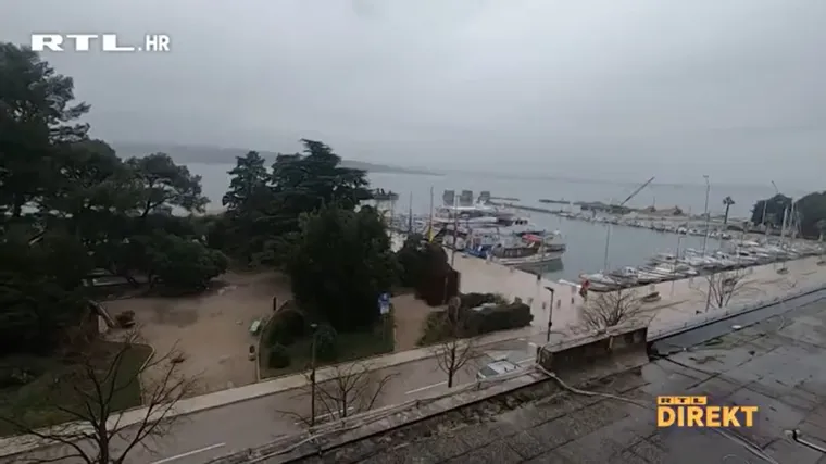 Petrinjci privremeni mir na&scaron;li u hotelu Crikvenici: 'Sve se počelo ru&scaron;iti i mi smo se zagrlili, čak i moj pas'