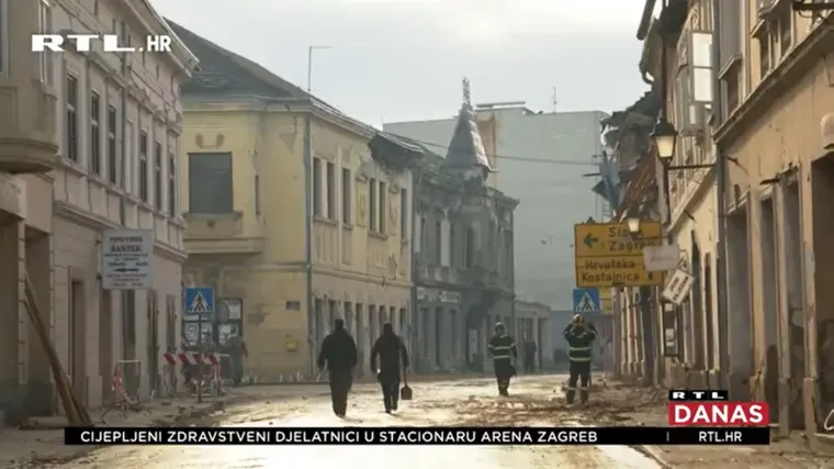Stanovnici Petrinje poku&scaron;avaju nastaviti sa životom u sru&scaron;enom gradu. Veliki problem su vrtići, ali u spas stižu klaunovi