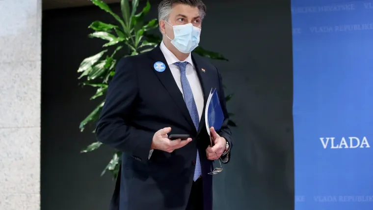 Ljutiti Plenković novinarima: &Scaron;to nije bilo dovoljno brzo?! U roku od sat vremena u Petrinji je bilo pola Vlade i predsjednik