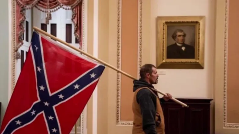 Nevjerojatni prizori iz SAD-a: Rulja naganja policajca, porazbacani uredi, mu&scaron;karac s nacističkom majicom, pucnjava...