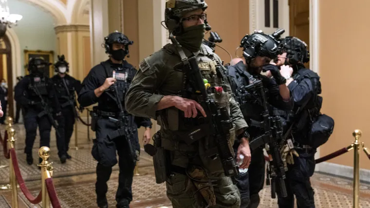 Uznemirujući video: Četvero mrtvih nakon upada Trumpovih prista&scaron;a u zgradu Kapitola, Senat nastavio s radom