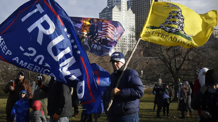 Novi video kruži dru&scaron;tvenim mrežama: Prosvjednici nisu probili barikade pred Kapitolom, policajci su ih pustili