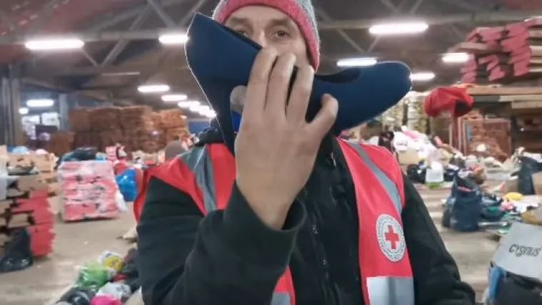 VIDEO Volonter Crvenog križa: 'Žena kojoj je razorena kuća sigurno će htjeti obuti ovo da uživa u pogledu na ono &scaron;to joj se dogodilo'