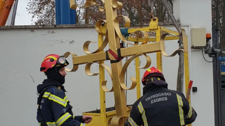 FOTO Krenule pripreme za ru&scaron;enje tornja sisačke katedrale. Prvo je skinut križ, a potom će i toranj