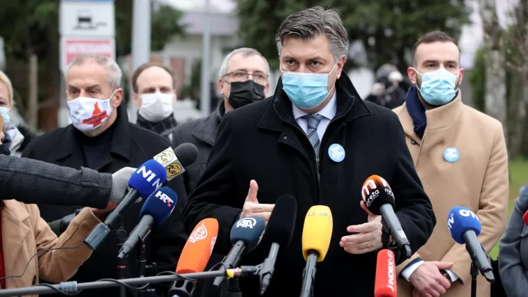 Novinari oti&scaron;li iz Banskih dvora nakon &scaron;to su sat vremena čekali premijera