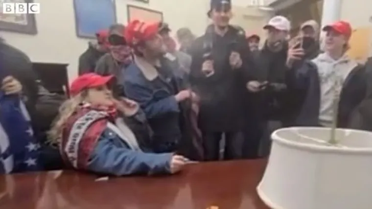 Tučnjave, napadi na novinare: Objavljene kaotične snimke iz Kapitola