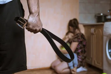 Monstrum iz Požege: Ženu i bebu bacio na pod. Policiji prijetio da će ih raznijeti bombom