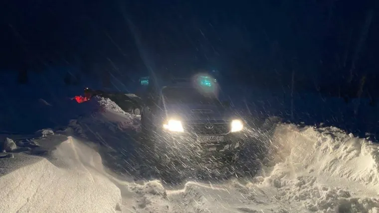 HGSS ponovno u akciji: Spasili tri osobe i psa iz automobila zatrpanog snijegom