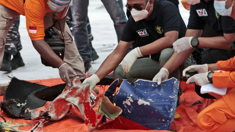 Nađeni dijelovi ljudskih tijela i komadi aviona koji je jučer nestao s radara