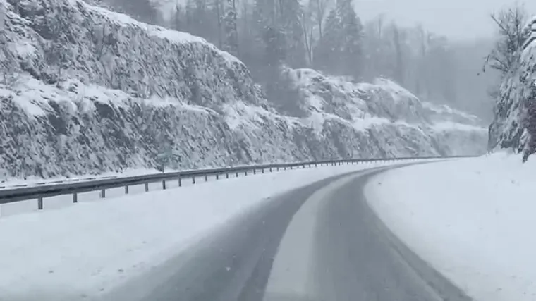 Kaos na cestama: Snijeg i olujni vjetar otežavaju promet diljem Hrvatske