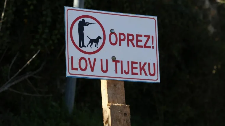 Upucan mladi lovac! Metak je pro&scaron;ao kroz divljač, promijenio smjer i pogodio 18-godi&scaron;njaka