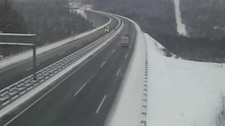 HAK upozorio građane na mnoga ograničenja u prometu: 'Kolnici su skliski, olujna je bura s orkanskim udarima'