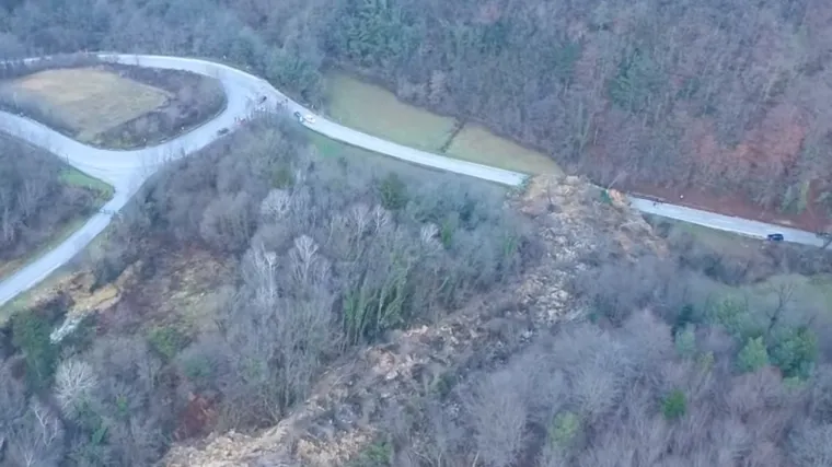 VIDEO Veliko klizište zatrpalo cestu u Zagorju: 'Zemlja se odronula točno od mjesta na kojem je naše odlagalište otpada'