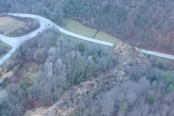 VIDEO Veliko klizište zatrpalo cestu u Zagorju: 'Zemlja se odronula točno od mjesta na kojem je naše odlagalište otpada'