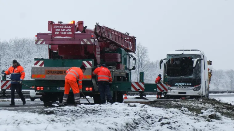 Autobus izletio s ceste kod Jaske i prevrnuo se, ozlijeđeno osmero ljudi