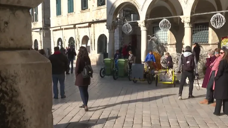 Nova atrakcija na Stradunu! Kroz pilot projekt Europske mobilnosti vrijedan oko milijun kuna, u Dubrovnik stigla četiri električna bicikla