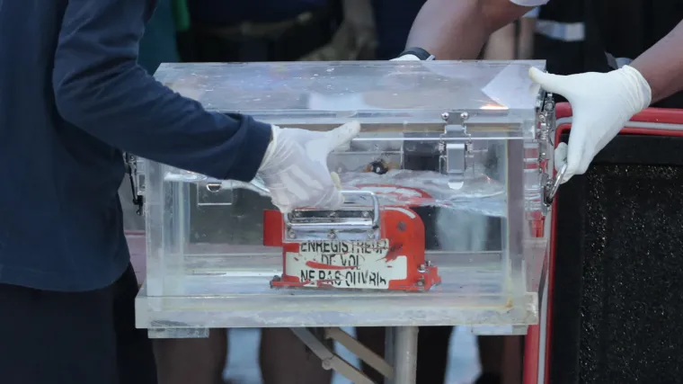 U moru pronađena crna kutija palog zrakoplova: Tragači skupljaju razasute dijelove tijela putnika