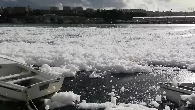 Ispu&scaron;taju naftu i pjenilo u more, pale otpad s brodova, a mje&scaron;tani se gu&scaron;e od nezdravog zraka: Potraga donosi priču iz zagađenog Vranjica