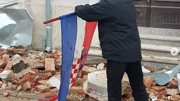 Otkriveno tko je policajac iz BiH čija je gesta u razru&scaron;enoj Petrinji dirnula mnoge: 'Bilo mi je te&scaron;ko gledati hrvatsku zastavu u blatu'