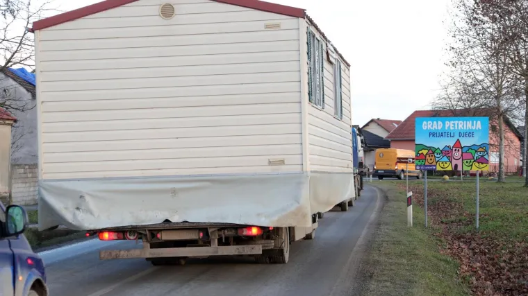 Na pomolu afera oko malverzacija s doniranim kućicama!? 'Čuli smo da ih prodajete po 1500 eura...'
