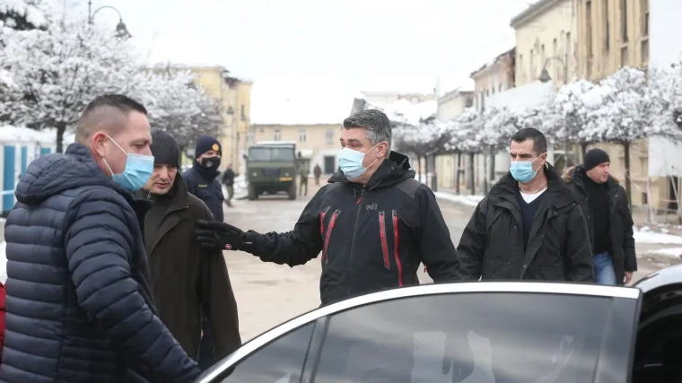 Milanović na potresom pogođenom području: 'Nevjerojatno je da su kuće obnavljane '97 i '98  gotovo sve uni&scaron;tene'