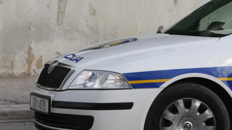 Šef sinjske policije ga je oborio na pod, a drugi policajac mu je uzeo upaljač