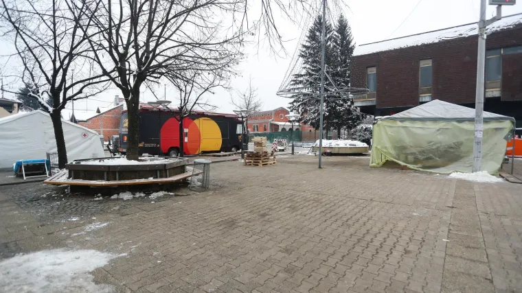 U i&scaron;čekivanju državnog ručka: Kuhari volonteri oti&scaron;li su iz Petrinje, Trg hrvatskih branitelja gdje su se dijelili obroci sada je prazan