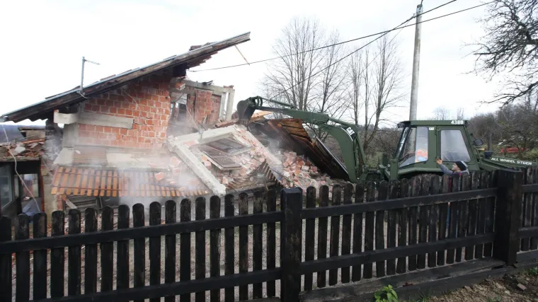 U Stra&scaron;nik stigle misteriozne kuverte: Mu&scaron;karci i&scaron;li od kuće do kuće i davali 5000 kuna. Zna se tko je donator!