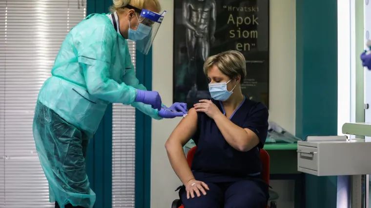 Već prva doza Pfizerovog cjepiva prepolovila zarazu: No, zbog jedne stvari liječnici su vrlo oprezni