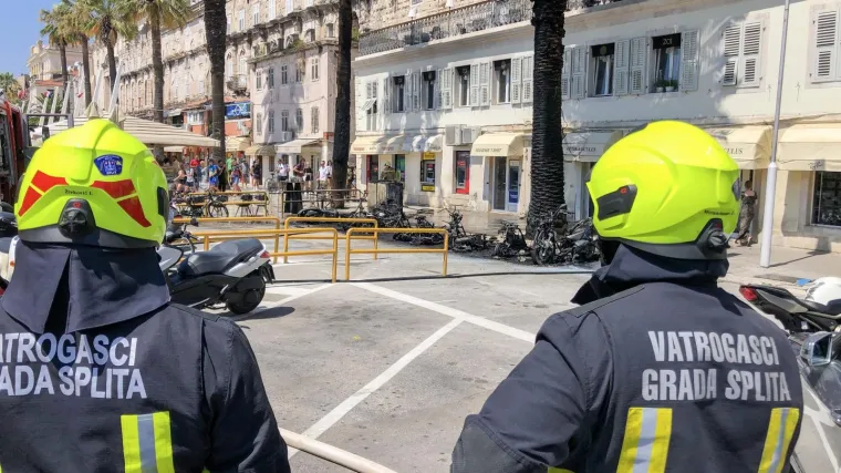 Vatra izbila iz PVC kontejnera i pro&scaron;irila se na tri automobila; U tijeku je policijski očevid