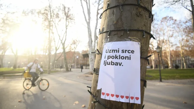 'OGLAS' U CENTRU ZAGREBA LJUDIMA IZMAMIO OSMIJEH NA LICE: Svaka čast autoru, ovo nam treba vi&scaron;e nego ikad!