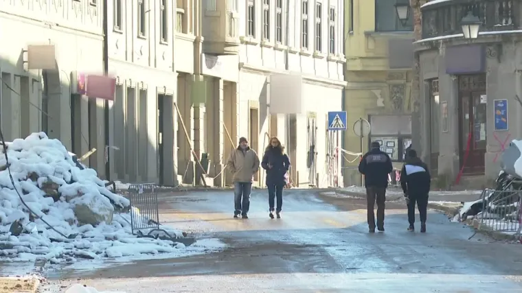 Žinić ne može potvrditi da će građani biti oslobođeni režija, oni mu poručuju: 'Ne bi se grijali, ali nema dimovodnih cijevi'