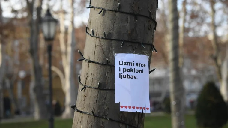FOTO Simpatičan poku&scaron;aj vraćanja osmijeha u Zagrebu: 'Uzmi srce i pokloni ljubav'