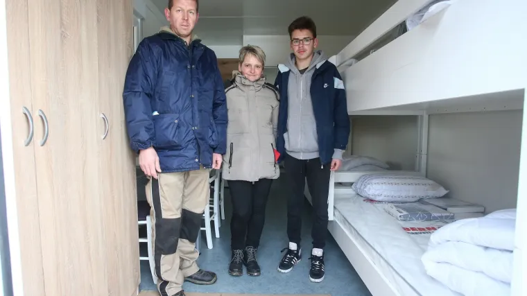 Stigle su prve mobilne kućice od Caritasa, a Likevići kažu kako im je unutra toplo. 'Ali bojimo se računa za režije'