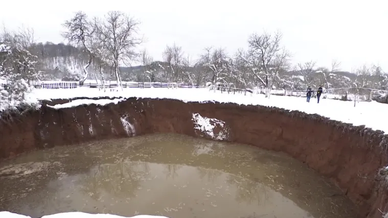 Nakon razornog potresa, u naselju kraj Petrinje i dalje se stvaraju goleme rupe: 'Stra&scaron;no, nikada toga nije bilo'