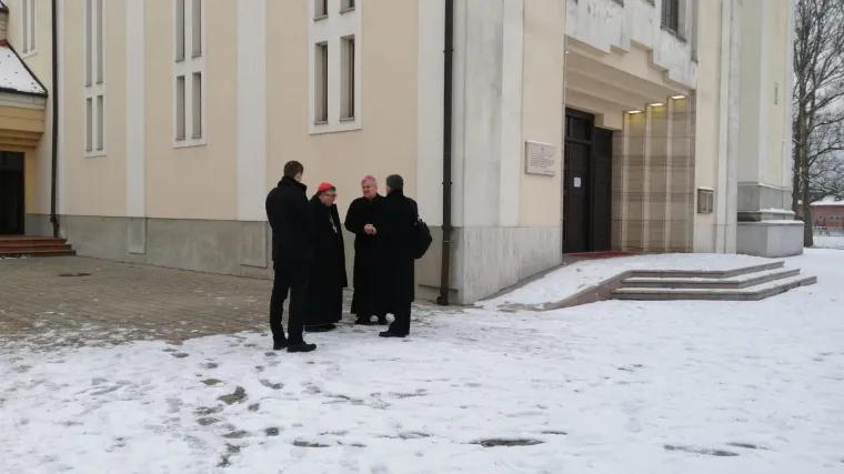 Nadbiskup Puljić posjetio Glinu pa se požalio: 'Čekali smo sat vremena na granici iako smo koronu preboljeli'