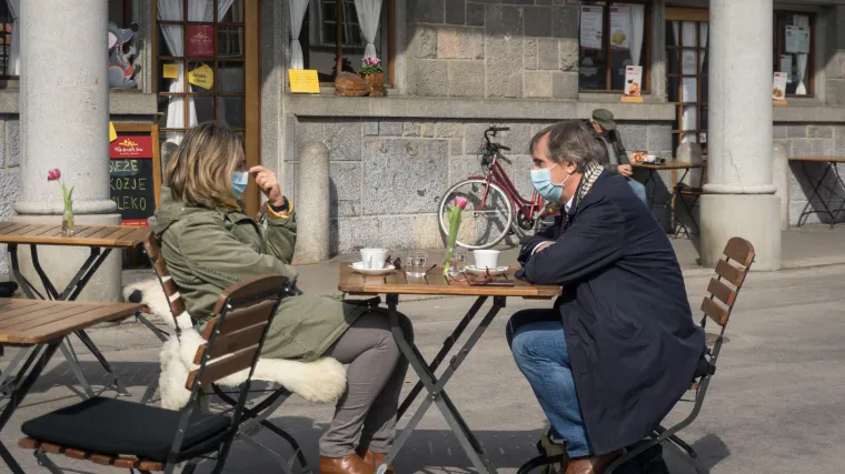 'Ljudima koji se cijepe protiv covida-19 trebalo bi dozvoliti odlaske u restorane i kina'