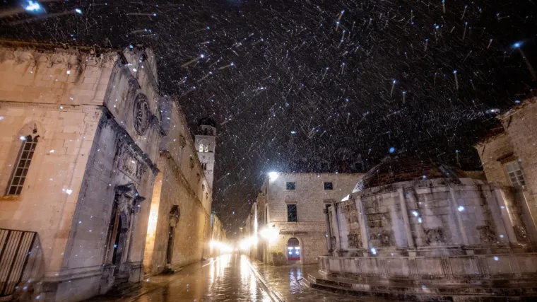 I Dubrovnik je u bijelom: Snijeg pada na &scaron;irem području grada, angažirane su ekipe zimske službe
