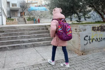 Učenici nižih razreda krenuli u školu, ostali idu online