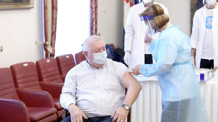 Na redu su i bicepsi u Saboru: Zastupnici se cijepili protiv covida, među njima i Đakić koji ga je prebolio