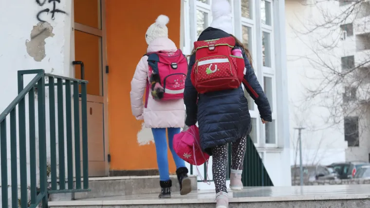 Učenici nižih razreda osnovne &scaron;kole i maturanti vratili se u &scaron;kolske klupe, prvi dan imaju edukaciju o potresu