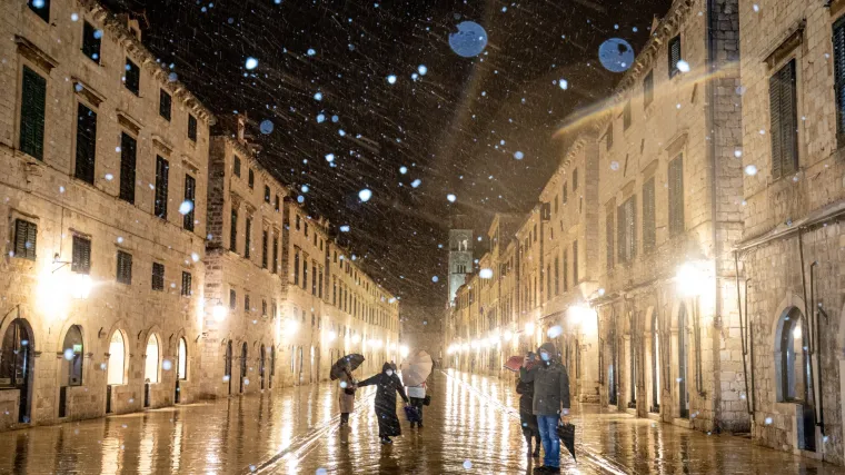 FOTO Čudesan prizor: U Dubrovniku zalepr&scaron;ale prve snježne pahulje