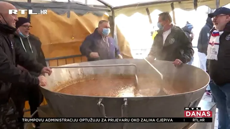 Novac za Banovinu prikuplja i Torcida! Na trogirskoj rivi kuhali i i prodavali gula&scaron; i divljač: 'Srce mi je puno'