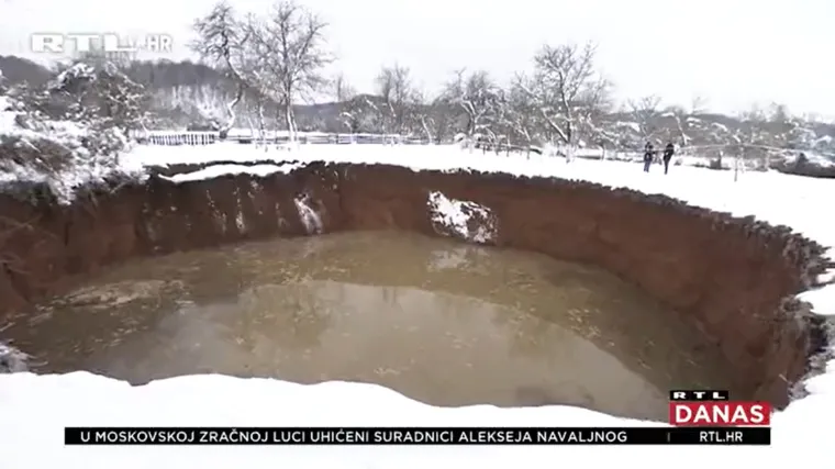 Nakon razornog potresa, u naselju kraj Petrinje i dalje se stvaraju goleme rupe: 'Strašno, nikada toga nije bilo'