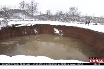 Nakon razornog potresa, u naselju kraj Petrinje i dalje se stvaraju goleme rupe: 'Strašno, nikada toga nije bilo'