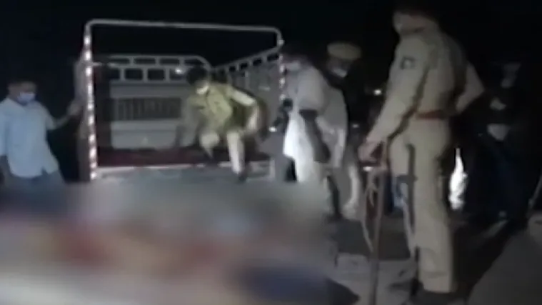 Spavali su pored ceste, a onda su se sudarili traktor i kamion