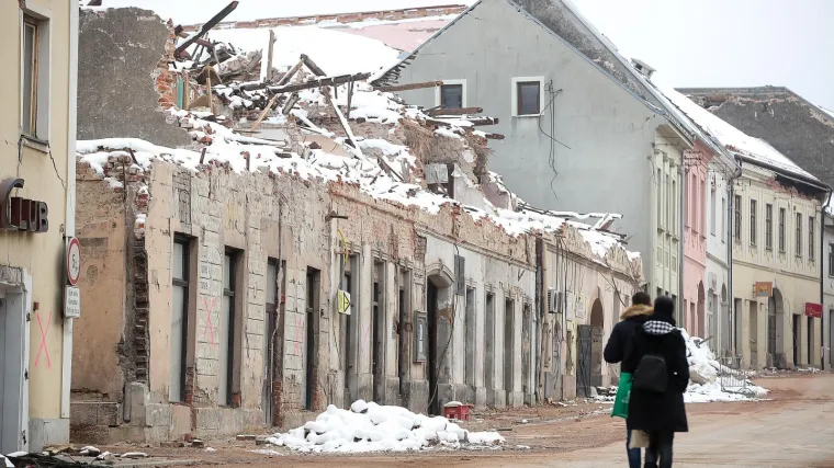 Živi s obitelji u radionici, a kuća mu nije stradala. Ima dobar razlog