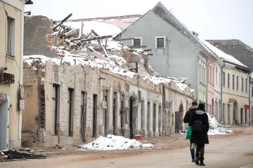 Živi s obitelji u radionici, a kuća mu nije stradala. Ima dobar razlog